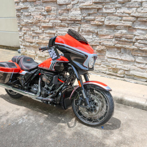 2024 Harley-Davidson® CVO™ Street Glide® FLHXSE thumb 3