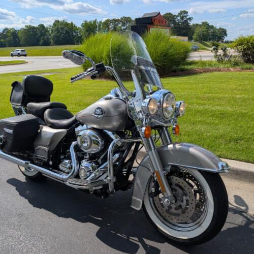 2009 Harley-Davidson® Road King® Classic thumb 3