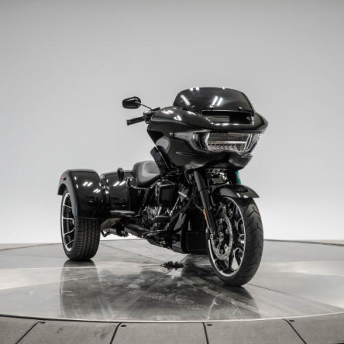 2026 HARLEY-DAVIDSON FLTRT ROAD GLIDE 3 in Vivid Black with Black Trim thumb 2