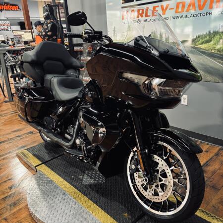2026 Harley-Davidson® Road Glide Limited VIVID BLACK thumb 2