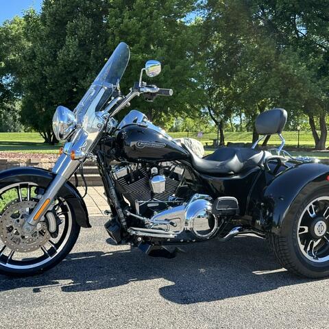 2016 Harley-Davidson® Freewheeler® Vivid Black thumb 1