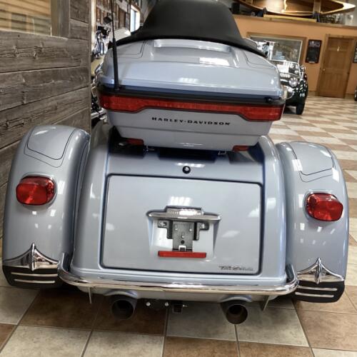 2023 Harley-Davidson® Tri Glide® Ultra Atlas Silver Metallic thumb 1