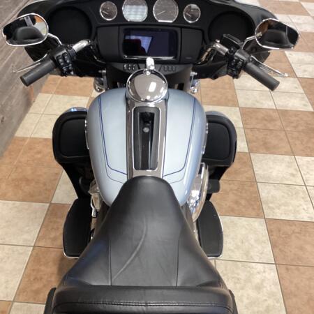 2023 Harley-Davidson® Tri Glide® Ultra Atlas Silver Metallic thumb 2