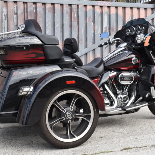 2022 Harley-Davidson® CVO™ Tri Glide® FLHTCUTGSE thumb 1