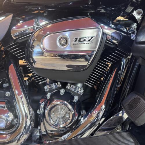 2017 Harley-Davidson® Ultra Limited Vivid Black thumb 2