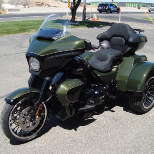 2026 Harley-Davidson® Street Glide 3 Limited Olive Steel Metallic / Vivid Black Black Trim thumb 2