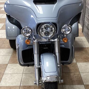 2023 Harley-Davidson® Tri Glide® Ultra Atlas Silver Metallic thumb 3