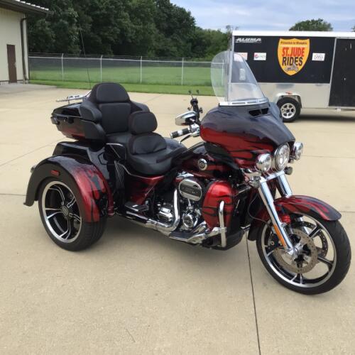 FLHTCUTGSE 2022 CVO™ Tri Glide® thumb 1