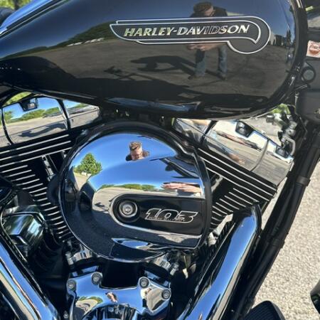 2016 Harley-Davidson® Freewheeler® Vivid Black thumb 3