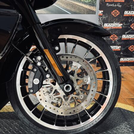 2026 Harley-Davidson® Road Glide Limited VIVID BLACK thumb 3