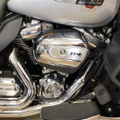 2023 Harley-Davidson® Tri Glide® Ultra Atlas Silver Metallic thumb 0