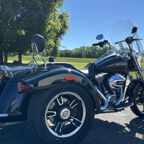 2016 Harley-Davidson® Freewheeler® Vivid Black thumb 2
