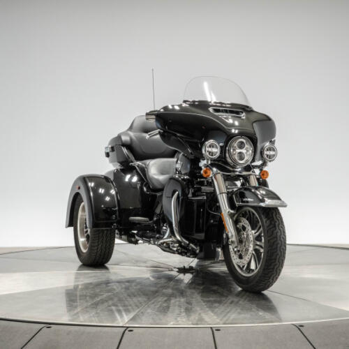 2022 HARLEY-DAVIDSON FLHTCUTG TRI GLIDE ULTRA in Vivid Black thumb 3