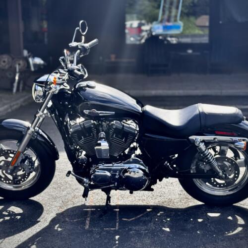 2015 Harley-Davidson® 1200 Custom Vivid Black thumb 3