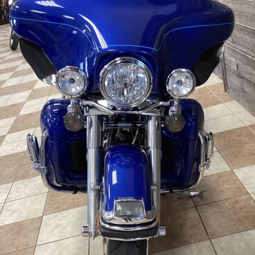 2010 Harley-Davidson® Electra Glide® Ultra Classic® Flame Blue Pearl thumb 3