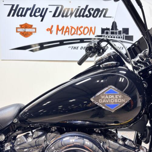 2026 FLHC Harley-Davidson® Heritage Classic Vivid Black Black Laced Wheels thumb 2
