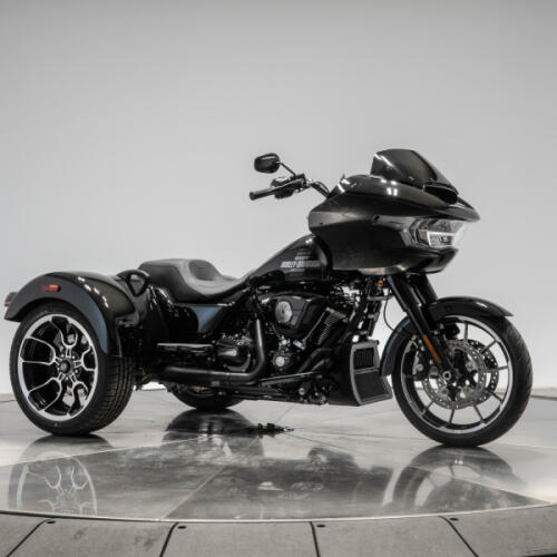 2026 HARLEY-DAVIDSON FLTRT ROAD GLIDE 3 in Vivid Black with Black Trim thumb 3