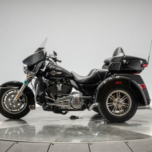 2022 HARLEY-DAVIDSON FLHTCUTG TRI GLIDE ULTRA in Vivid Black thumb 0