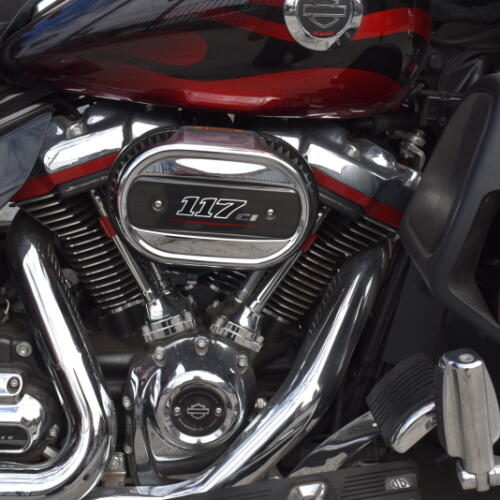 2022 Harley-Davidson® CVO™ Tri Glide® FLHTCUTGSE thumb 2