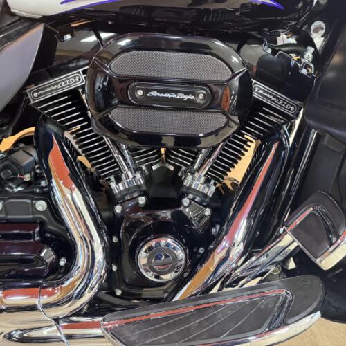 2016 Harley-Davidson® CVO™ Street Glide® White Amethyst with Black Licorice Flames thumb 2