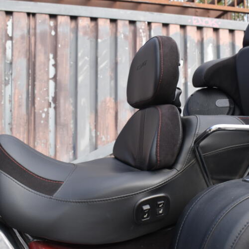2022 Harley-Davidson® CVO™ Tri Glide® FLHTCUTGSE thumb 1