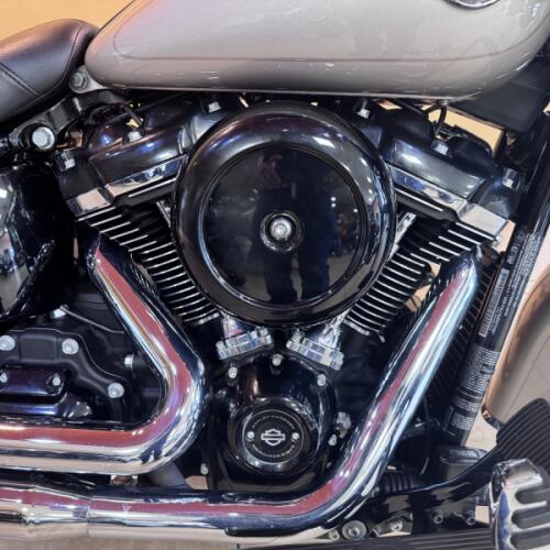 2018 Harley-Davidson® Heritage Classic Silver Fortune thumb 2