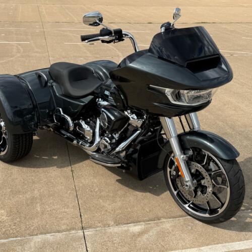 2026 Harley-Davidson® Road Glide 3 Iron Horse Metallic thumb 3