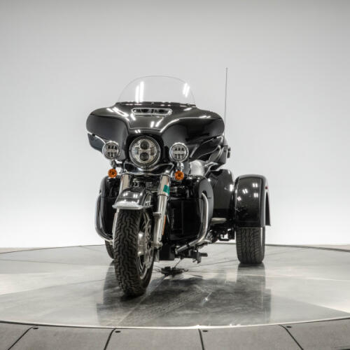 2022 HARLEY-DAVIDSON FLHTCUTG TRI GLIDE ULTRA in Vivid Black thumb 2