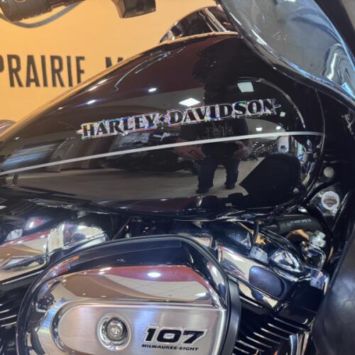 2017 Harley-Davidson® Ultra Limited Vivid Black thumb 3