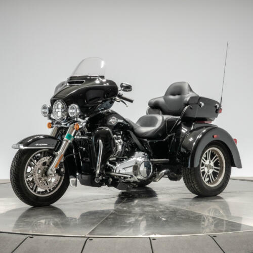 2022 HARLEY-DAVIDSON FLHTCUTG TRI GLIDE ULTRA in Vivid Black thumb 1