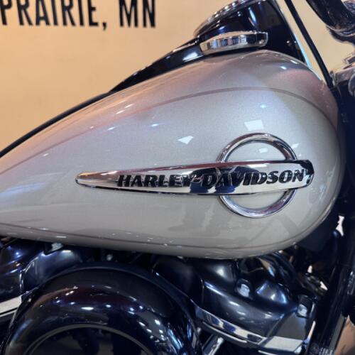 2018 Harley-Davidson® Heritage Classic Silver Fortune thumb 3