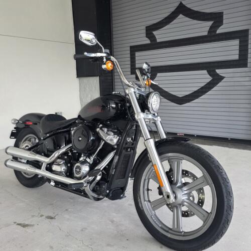 2024 Harley-Davidson® Softail® Standard Vivid Black thumb 3
