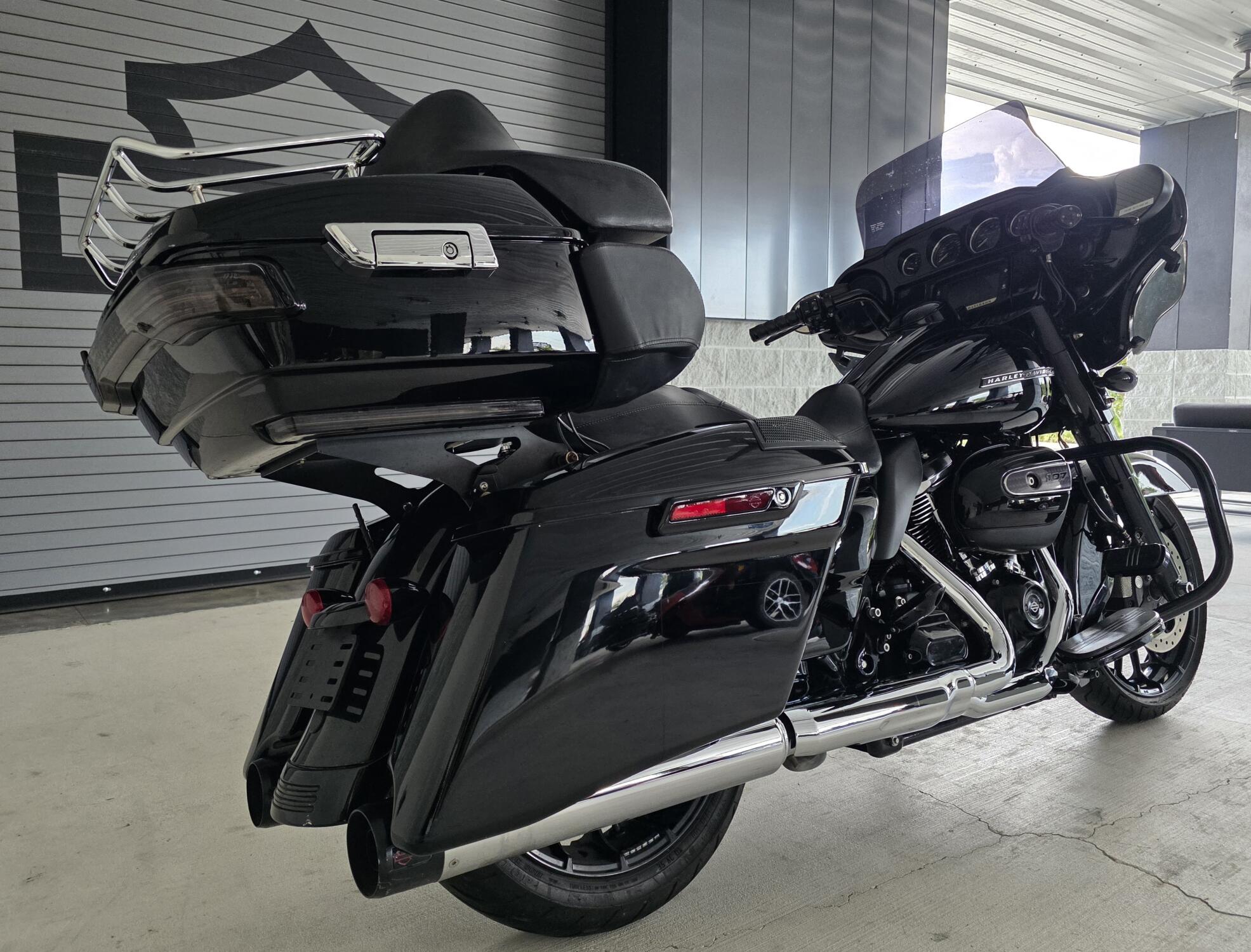 2018 Harley-Davidson® Street Glide® Special Vivid Black with Tour Pak!, photo 9