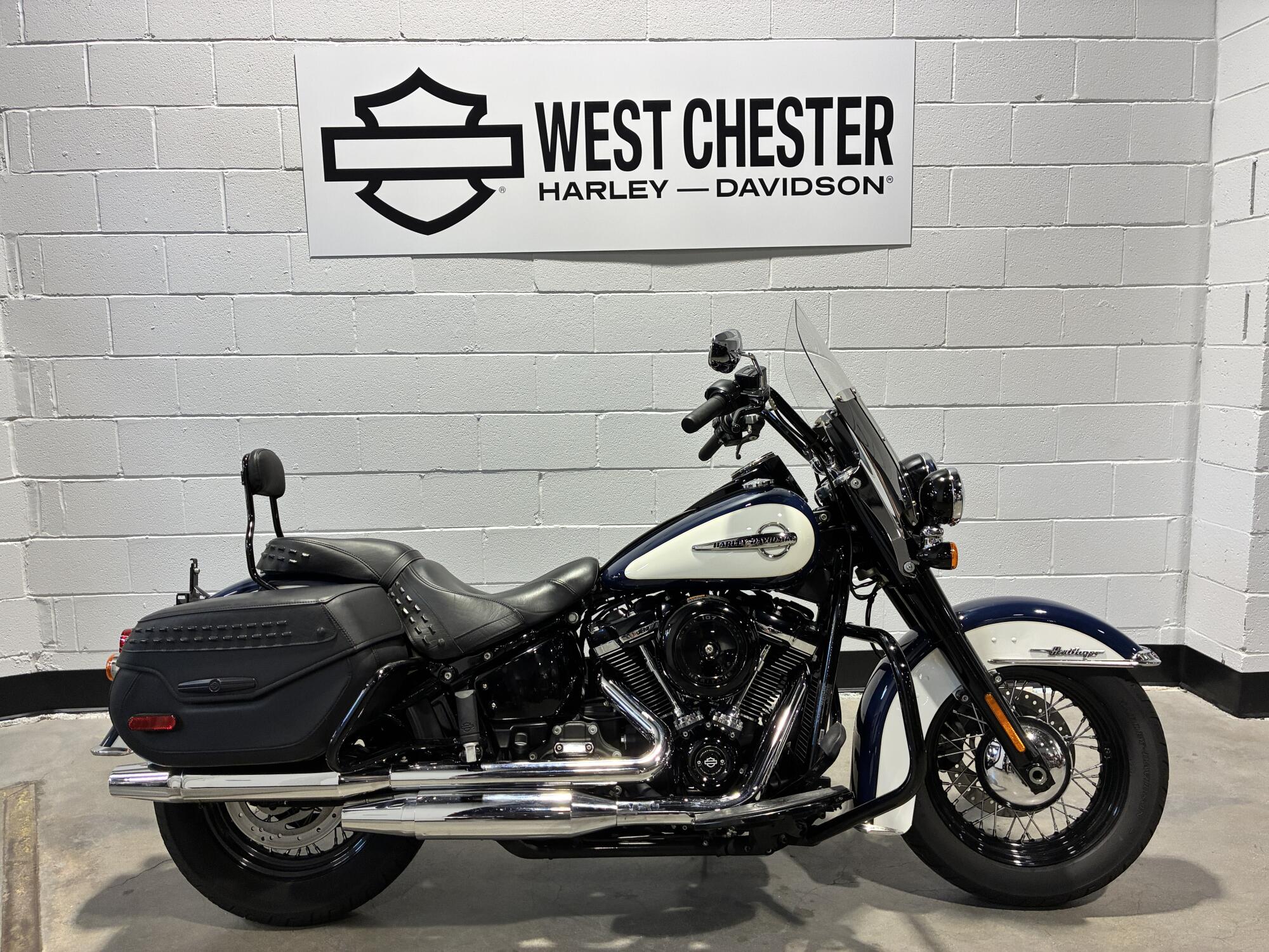 2019 Harley-Davidson® Heritage Classic Billiard Blue/Billiard White FLHC