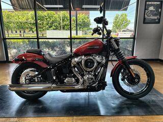 2026 Harley-Davidson® Street Bob® Brilliant Red Chrome Cast Wheels
