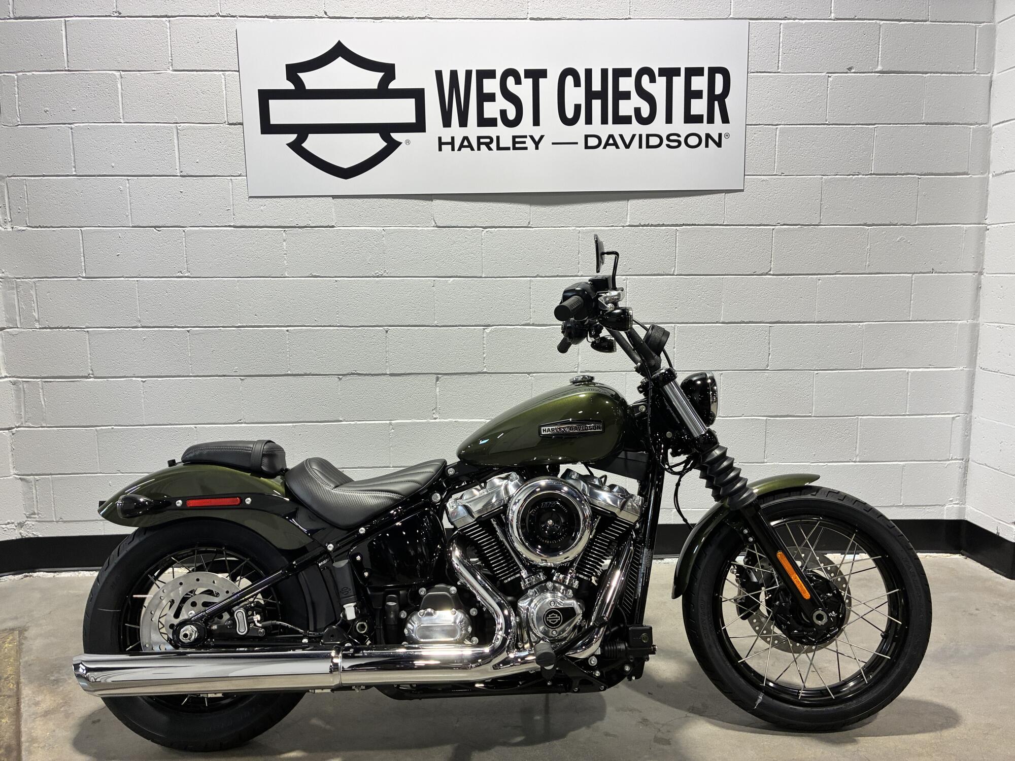 2026 Harley-Davidson® Street Bob® Olive Steel Metallic Chrome FXBB