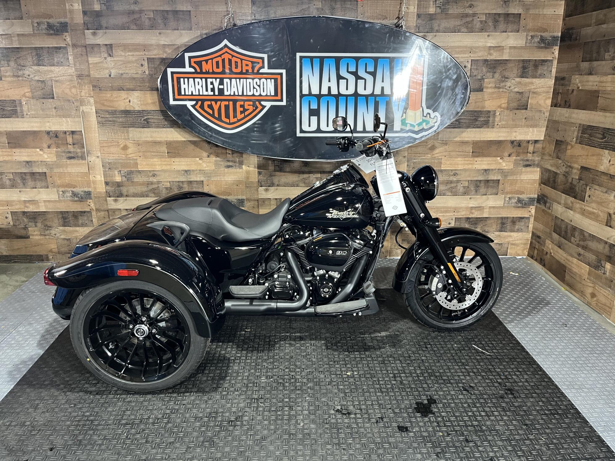 2025 Harley-Davidson<sup>®</sup> Freewheeler® Vivid Black