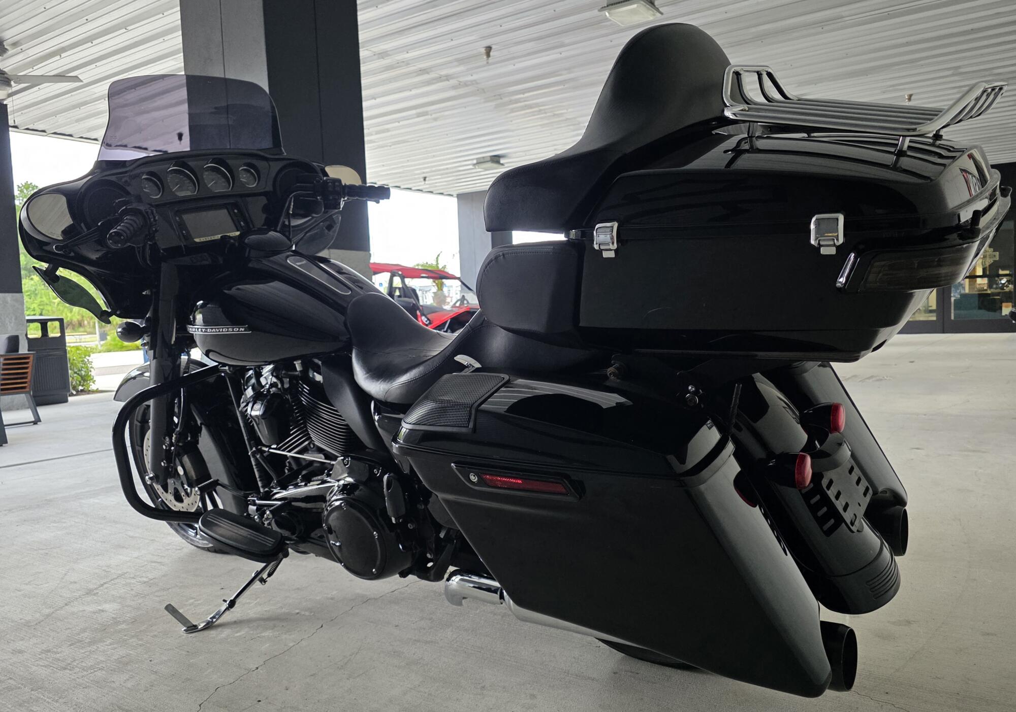 2018 Harley-Davidson® Street Glide® Special Vivid Black with Tour Pak!, photo 10