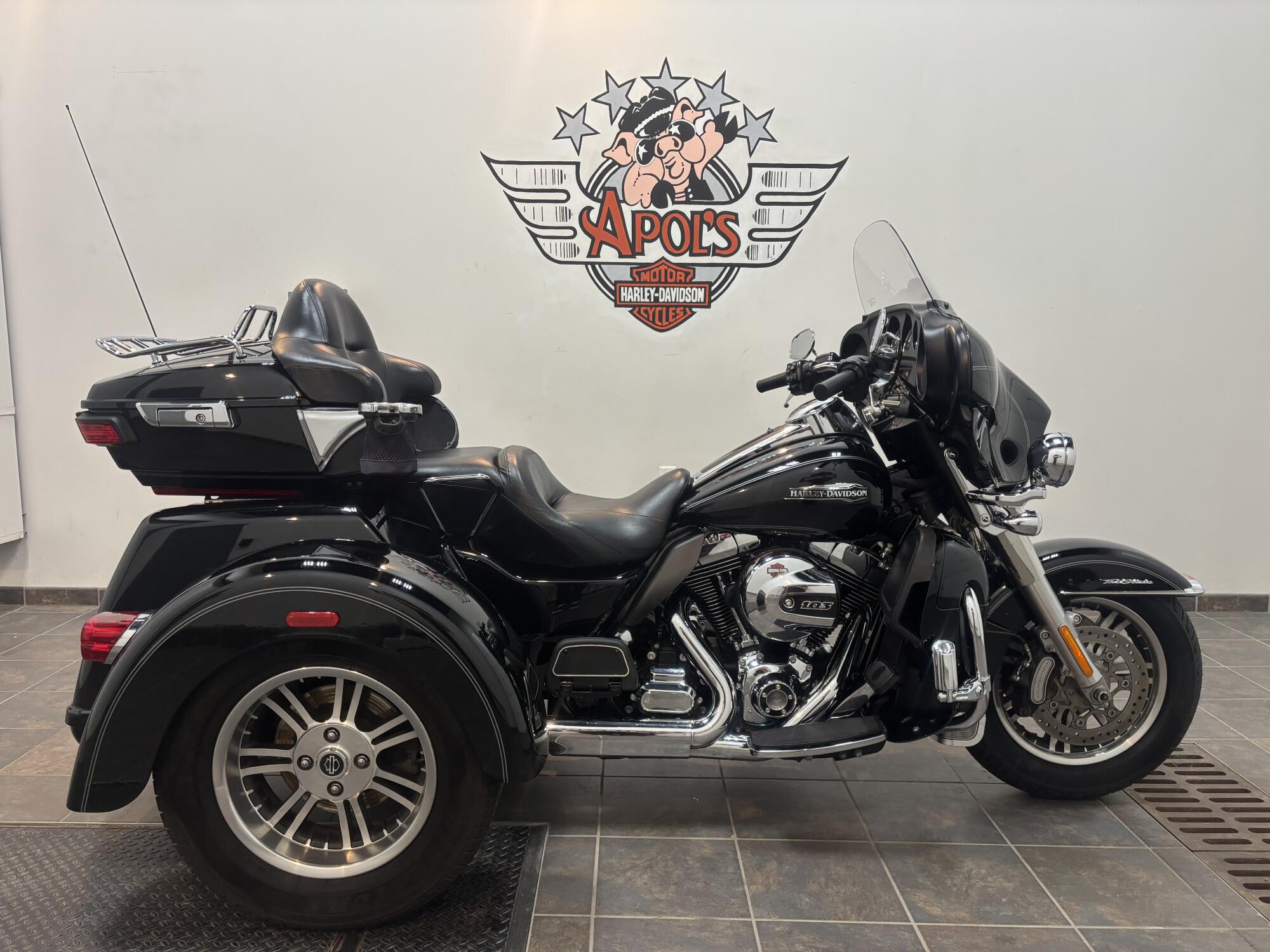 2016 Harley-Davidson® Tri Glide® Ultra Vivid Black