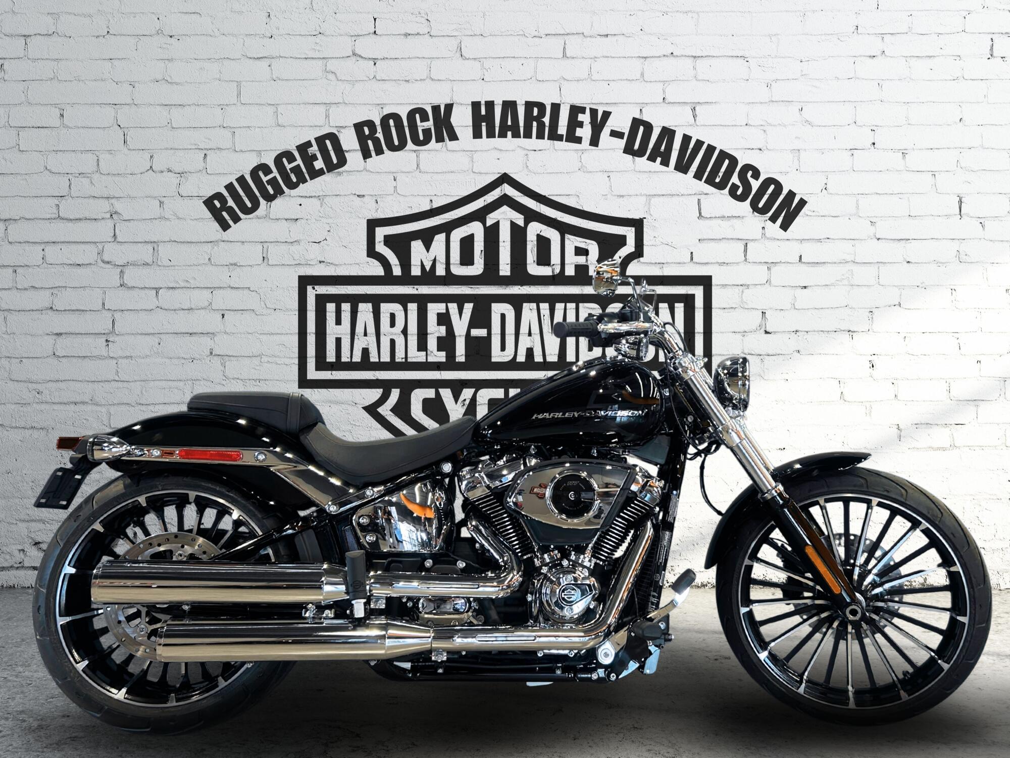 2026 Harley-Davidson® Breakout™ Vivid Black Chrome Trim