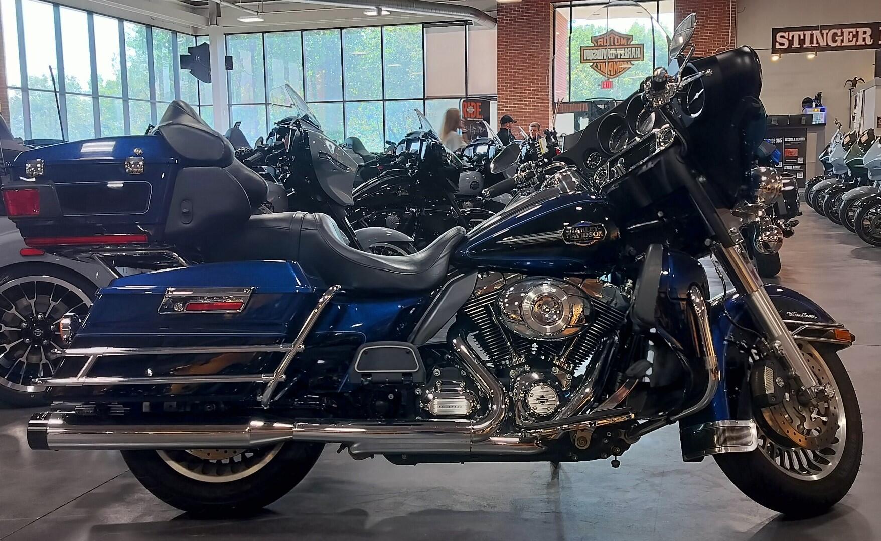 2012 Harley-Davidson® Ultra Classic™ Electra Glide® BIG BLUE/V BLK W/ PINSTRIPE