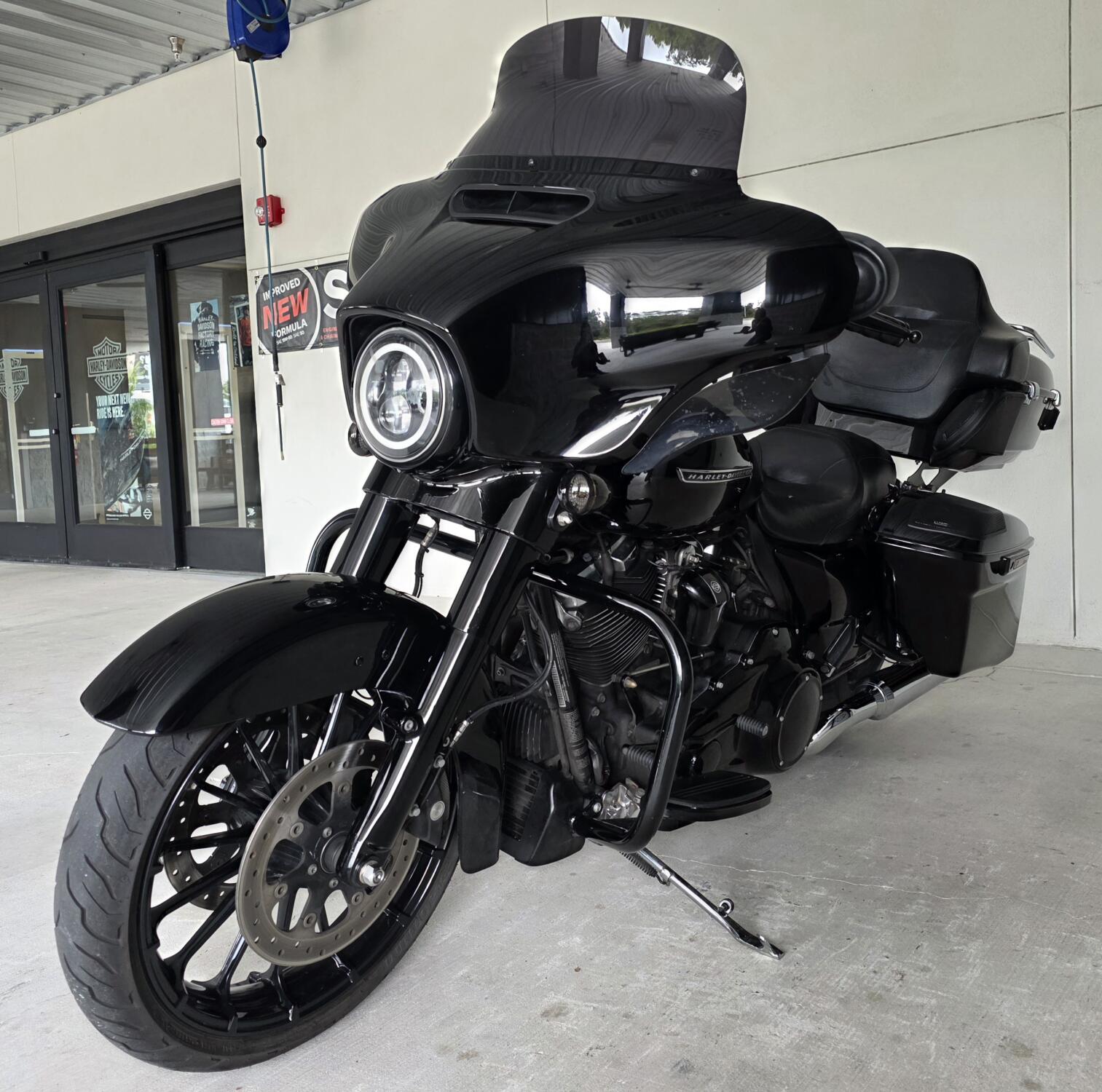 2018 Harley-Davidson® Street Glide® Special Vivid Black with Tour Pak!, photo 11