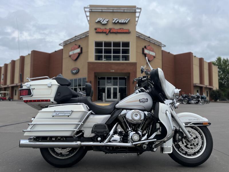 2008 Harley-Davidson® FLHTCU Electra Glide® Ultra Classic® WHITE GOLD 673152