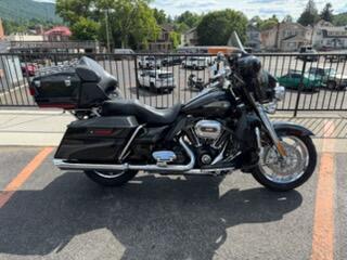 2013 Harley-Davidson® CVO™ Ultra Classic® Electra Glide® FLHTCUSE8