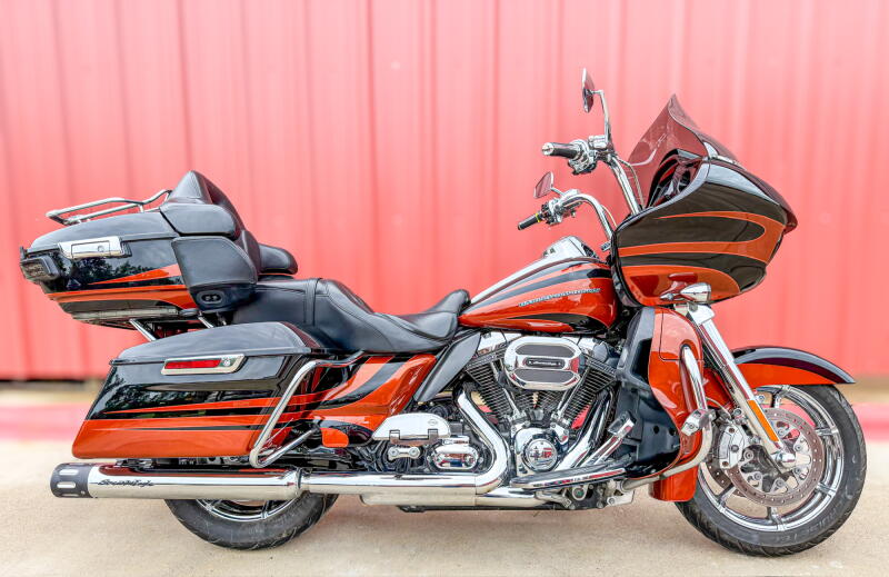 2015 Harley-Davidson® CVO™ Road Glide® Ultra FLTRUSE