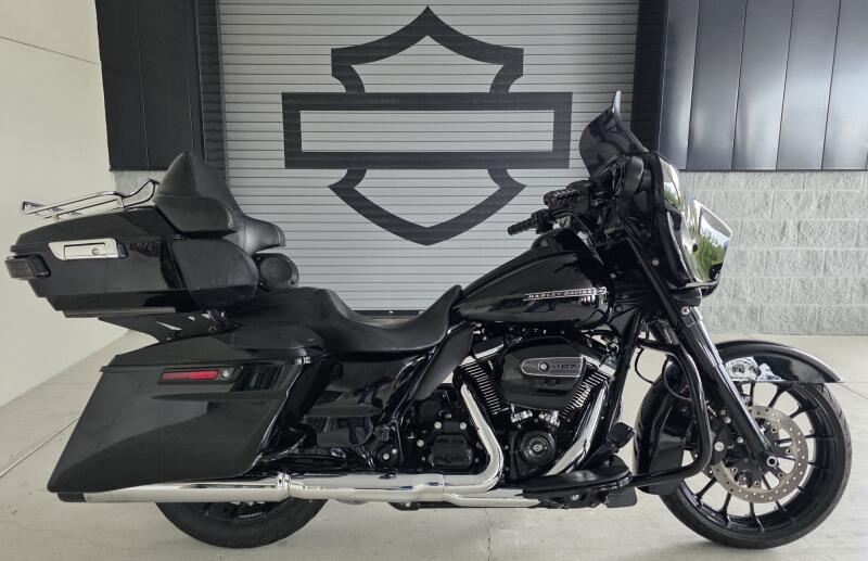 2018 Harley-Davidson® Street Glide® Special Vivid Black with Tour Pak!