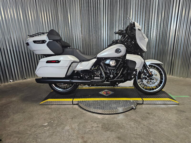 2026 Harley-Davidson® Street Glide Limited White Onyx Pearl Black Trim