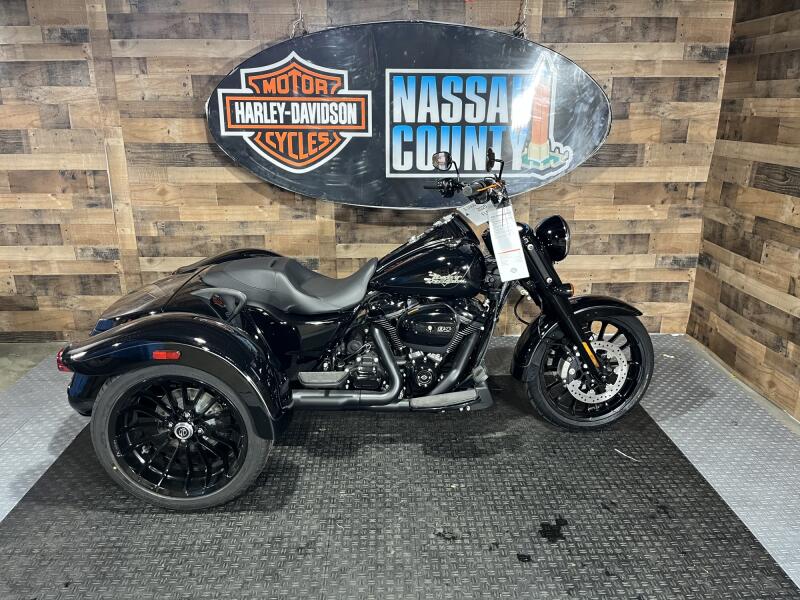 2025 Harley-Davidson<sup>®</sup> Freewheeler® Vivid Black