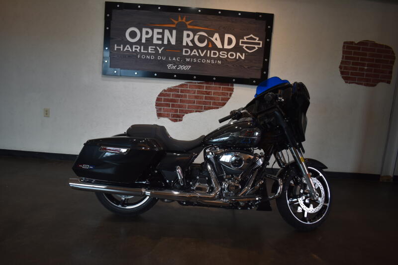 2026 Harley-Davidson® Street Glide® Midnight Ember Chrome Trim