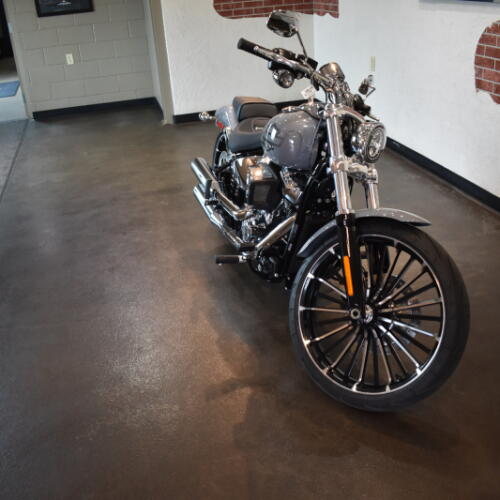 2026 Harley-Davidson® Breakout® Dark Billiard Gray Chrome Trim thumb 3